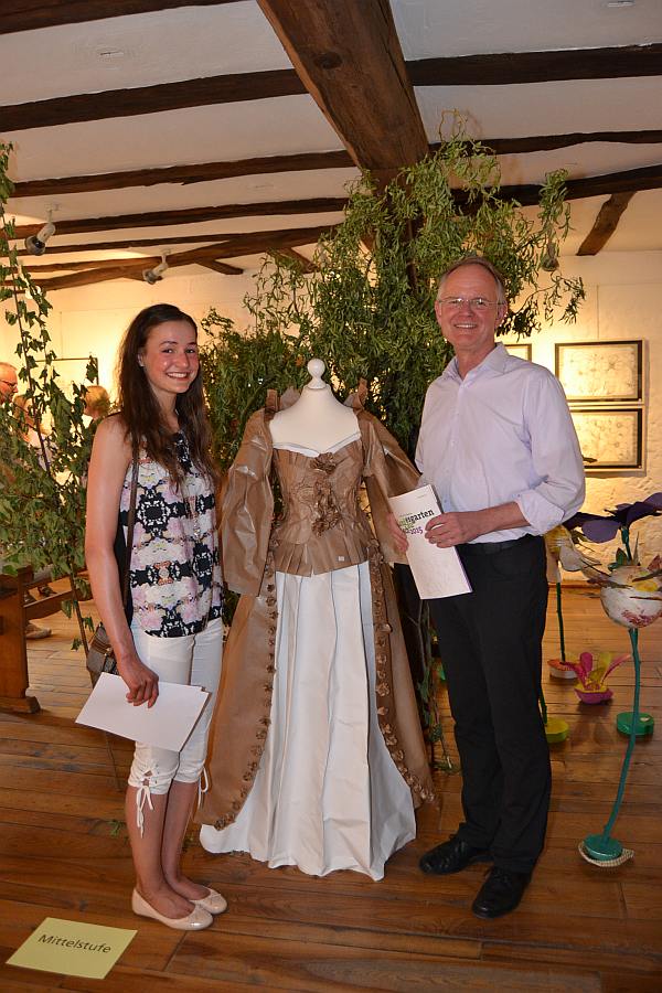 Oberbürgermeister Hans-Dieter Schlimmer und Helena Dittrich (Klasse 9a der Maria-Ward-Schule) vor ihrer Installation "Schöne Frau im Grünen"